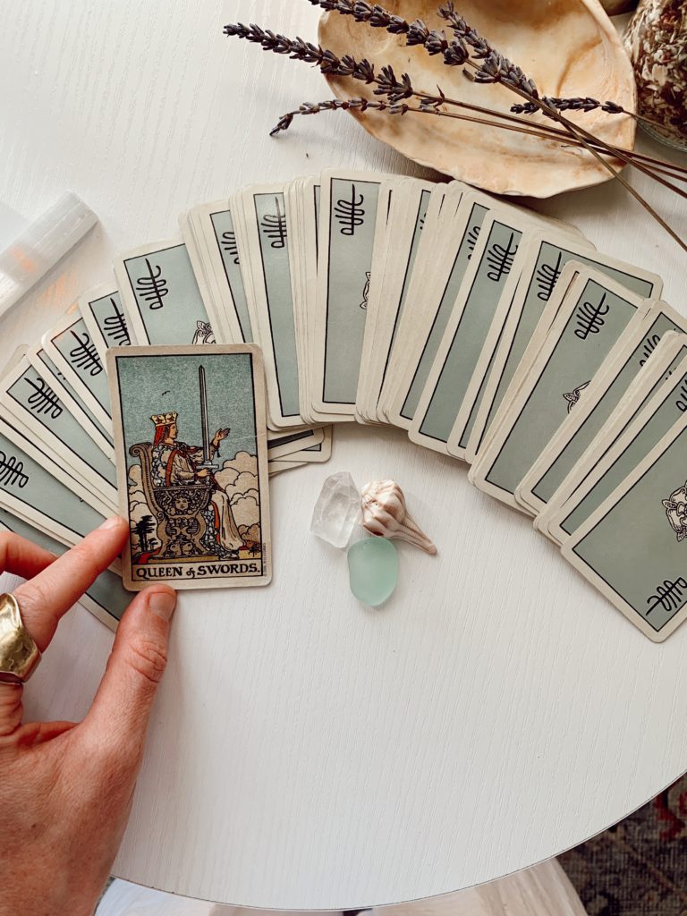 Learn to read tarot intuitively
